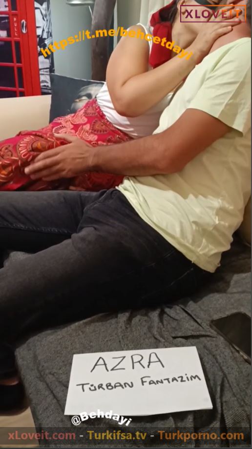 Cuckold Porno Türbanlı Azra kocasının önünde başkasıyla yiyişti